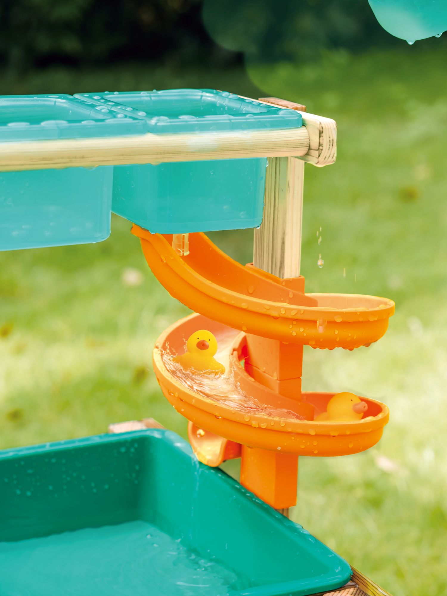 Outdoor Sand-, Matsch- & Wasserspieltisch Outdoor Sand-, Matsch- & Wasserspieltisch