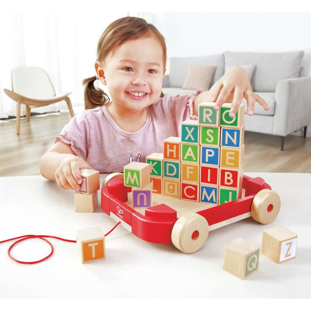 Buchstabenbauklötze im Nachziehwagen Buchstabenbauklötze im Nachziehwagen
