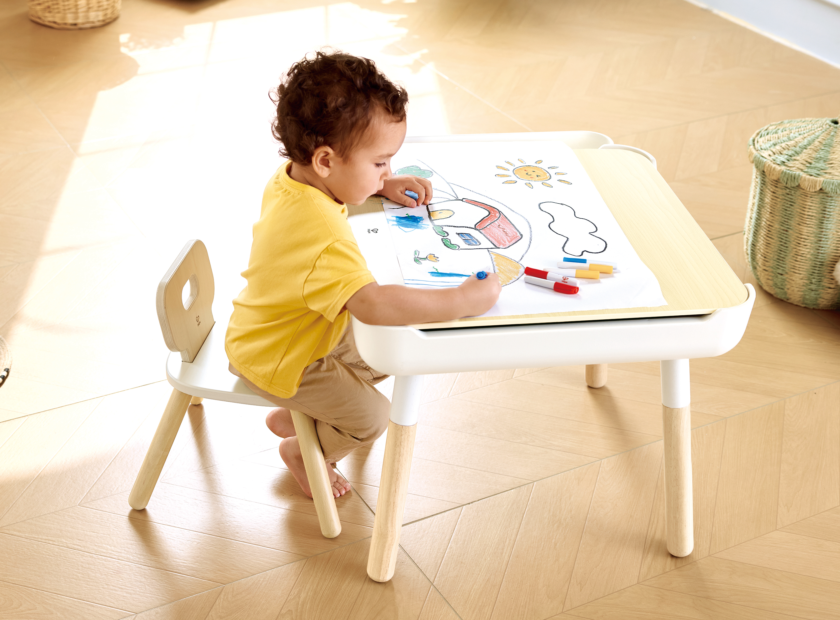 Multifunktionaler Kindertisch