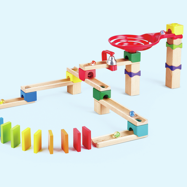 Zweispurige Murmelbahn mit Domino Zweispurige Murmelbahn mit Domino