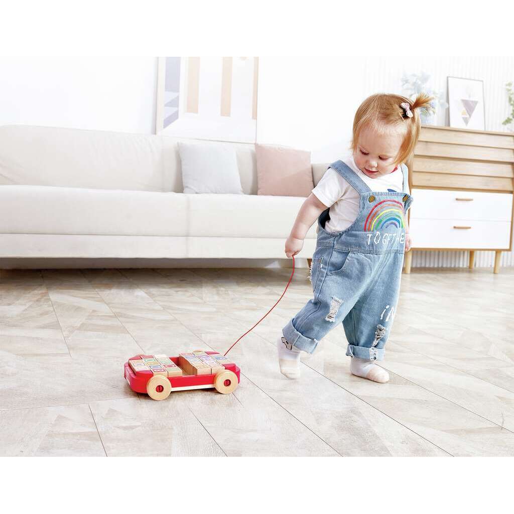 Buchstabenbauklötze im Nachziehwagen Buchstabenbauklötze im Nachziehwagen