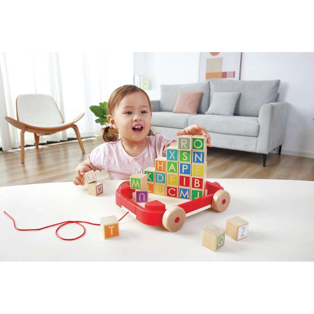 Buchstabenbauklötze im Nachziehwagen Buchstabenbauklötze im Nachziehwagen