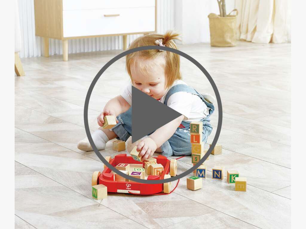 Buchstabenbauklötze im Nachziehwagen Buchstabenbauklötze im Nachziehwagen